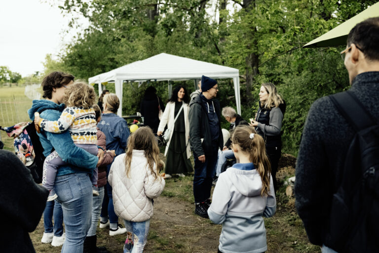 Eine Menschengruppe steht zusammen