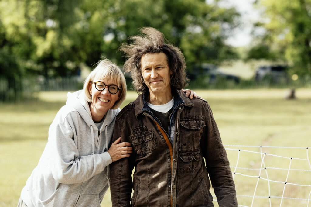 Eine Frau und ein Mann auf der Weide