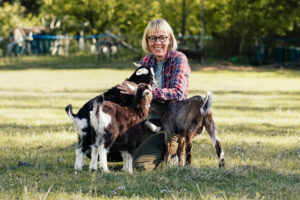 Eine Frau und ihre Ziegen