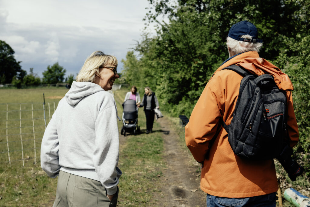 Eine Frau und ein Mann warten auf Menschen