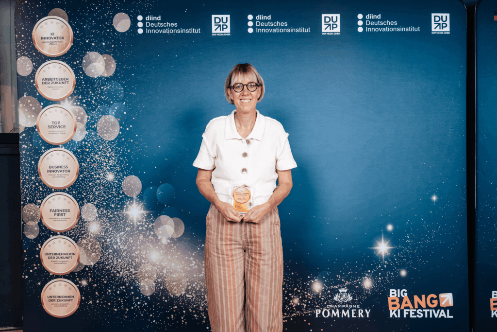 Eine Frau zeigt ihre Auszeichnung