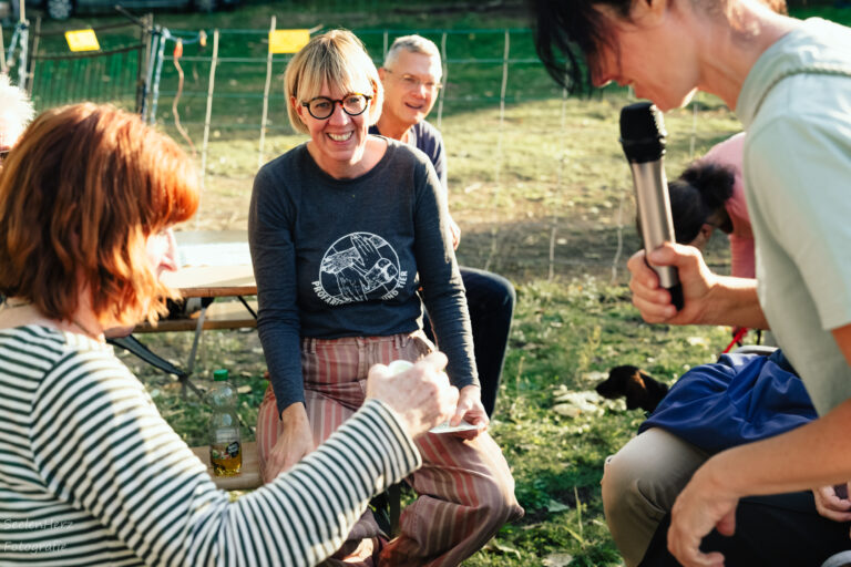 Menschen sitzen gemeinsam zusammen