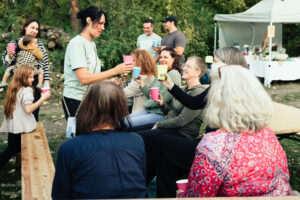 Menschen sitzen zusammen