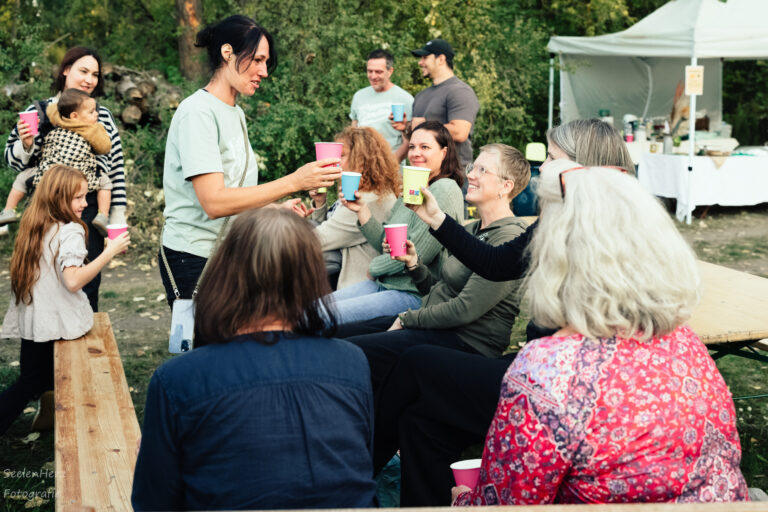 Menschen sitzen zusammen